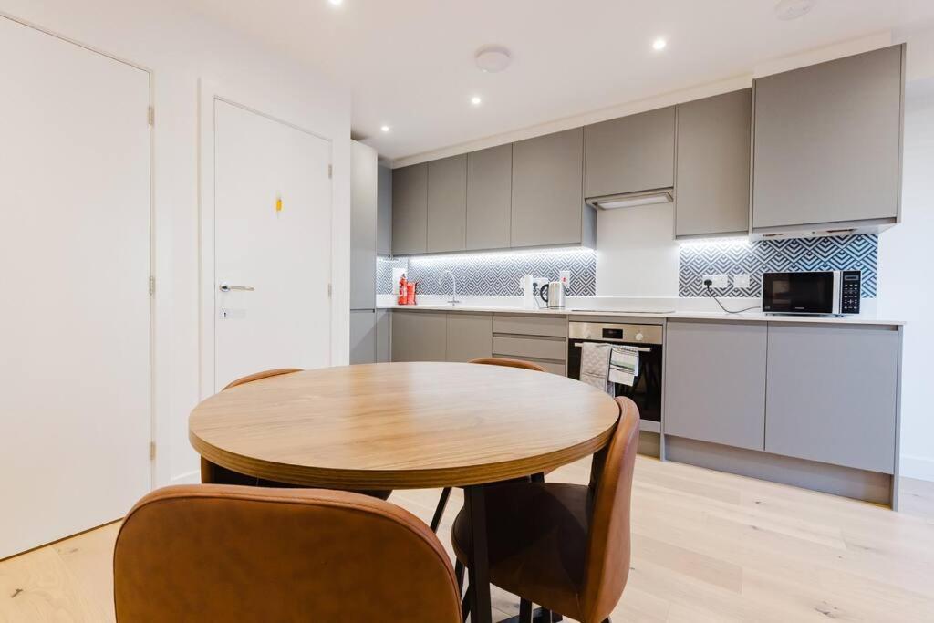 4-Level Luxury 2 Bedroom House Sleeps 6, Rooftop, Harry P & Free Parking Watford  Exterior foto