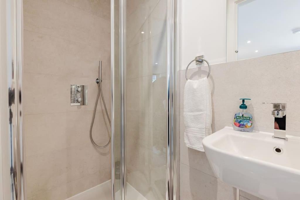 4-Level Luxury 2 Bedroom House Sleeps 6, Rooftop, Harry P & Free Parking Watford  Exterior foto