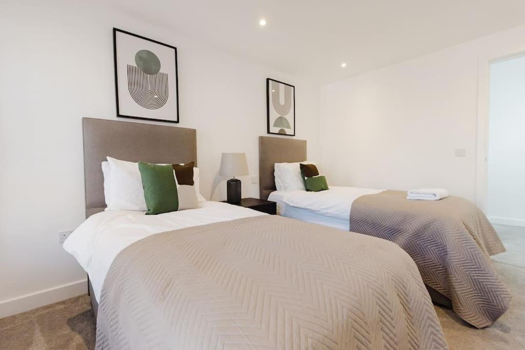 4-Level Luxury 2 Bedroom House Sleeps 6, Rooftop, Harry P & Free Parking Watford  Exterior foto