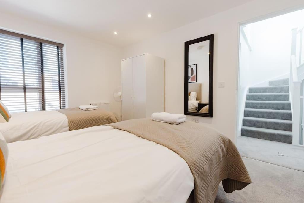 4-Level Luxury 2 Bedroom House Sleeps 6, Rooftop, Harry P & Free Parking Watford  Exterior foto