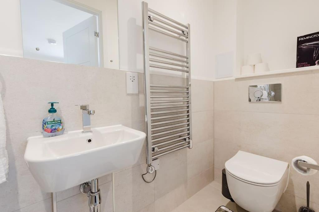 4-Level Luxury 2 Bedroom House Sleeps 6, Rooftop, Harry P & Free Parking Watford  Exterior foto