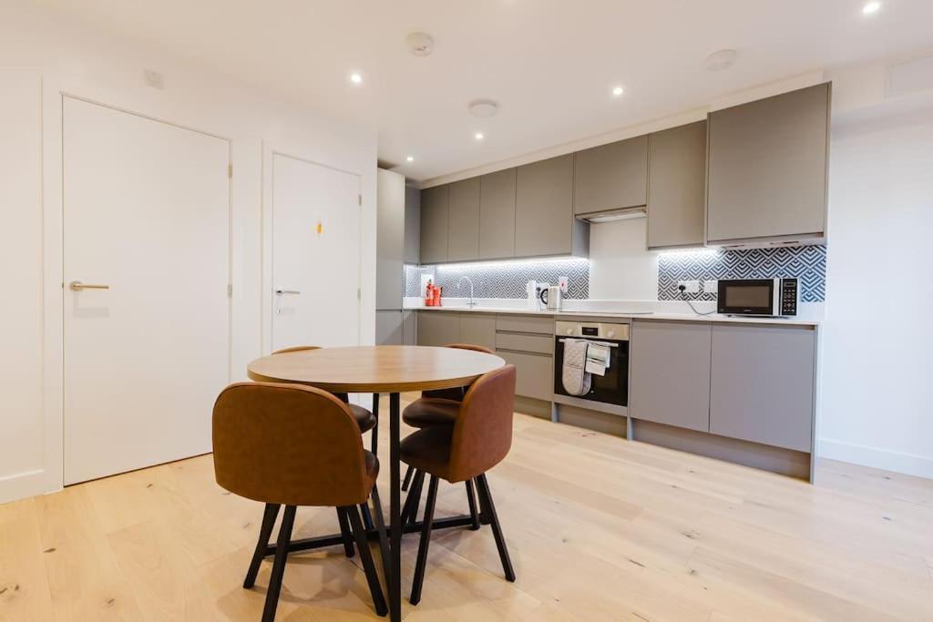 4-Level Luxury 2 Bedroom House Sleeps 6, Rooftop, Harry P & Free Parking Watford  Exterior foto