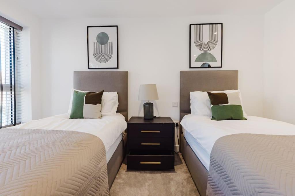 4-Level Luxury 2 Bedroom House Sleeps 6, Rooftop, Harry P & Free Parking Watford  Exterior foto
